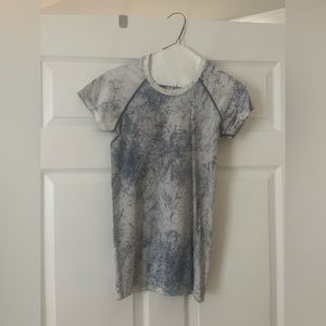 Lululemon shirt size 4